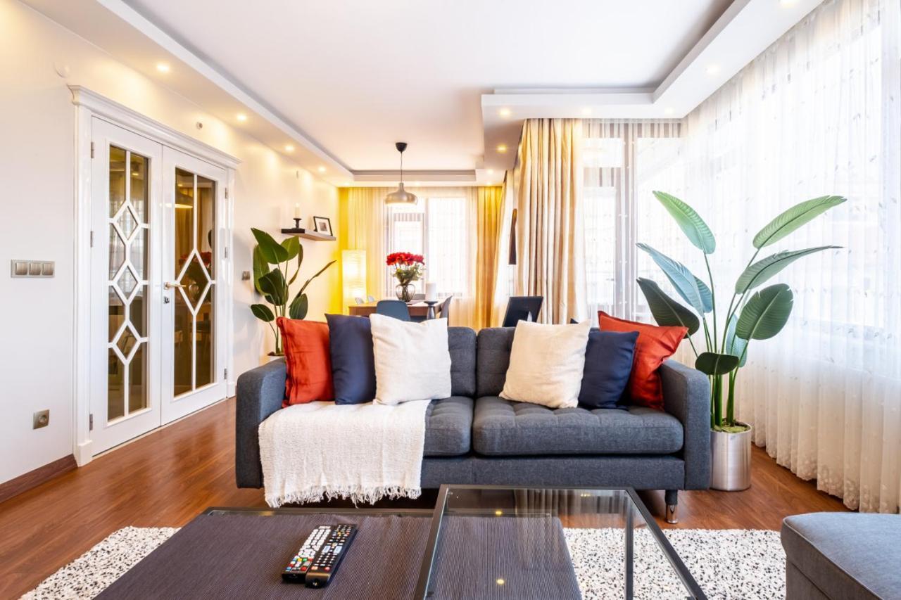 Captivating Flat With Balcony Near Besiktas Pier Lägenhet Istanbul Exteriör bild
